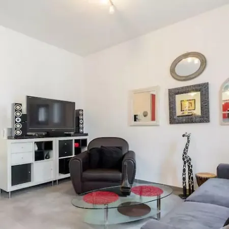Stylish White And Red Apartments Juan-les-Pins Exterior photo