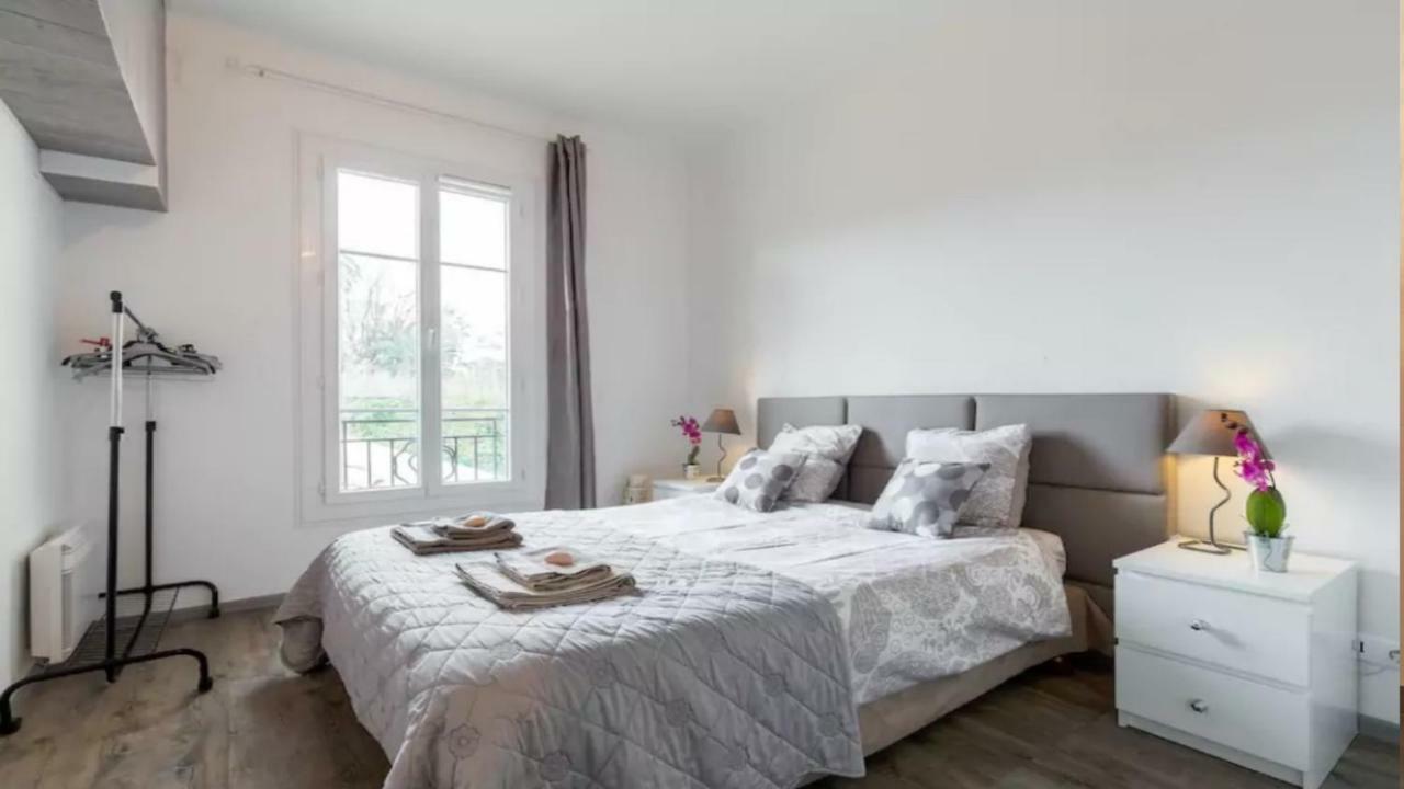 Appartement Stylish White And Red