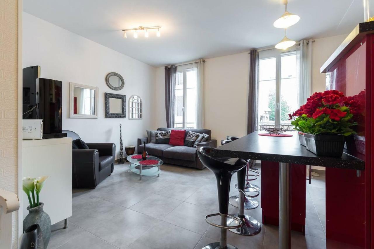 Stylish White And Red Appartement *