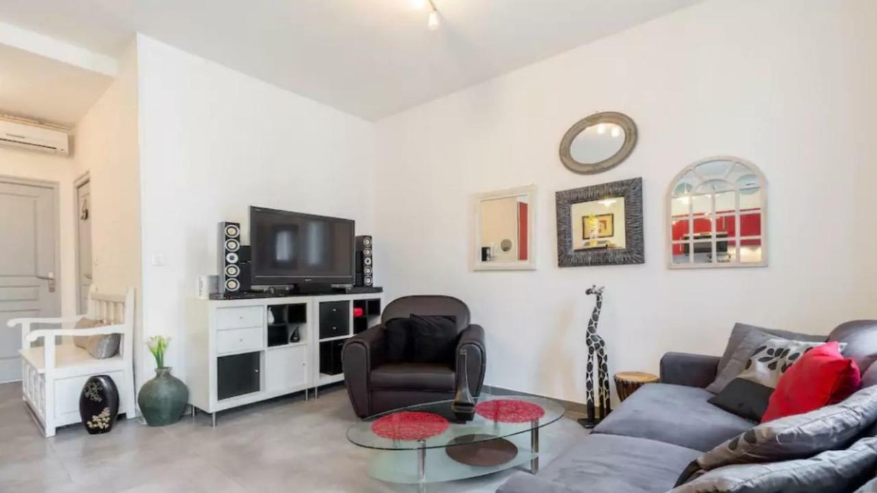 Stylish White And Red Juan-les-Pins