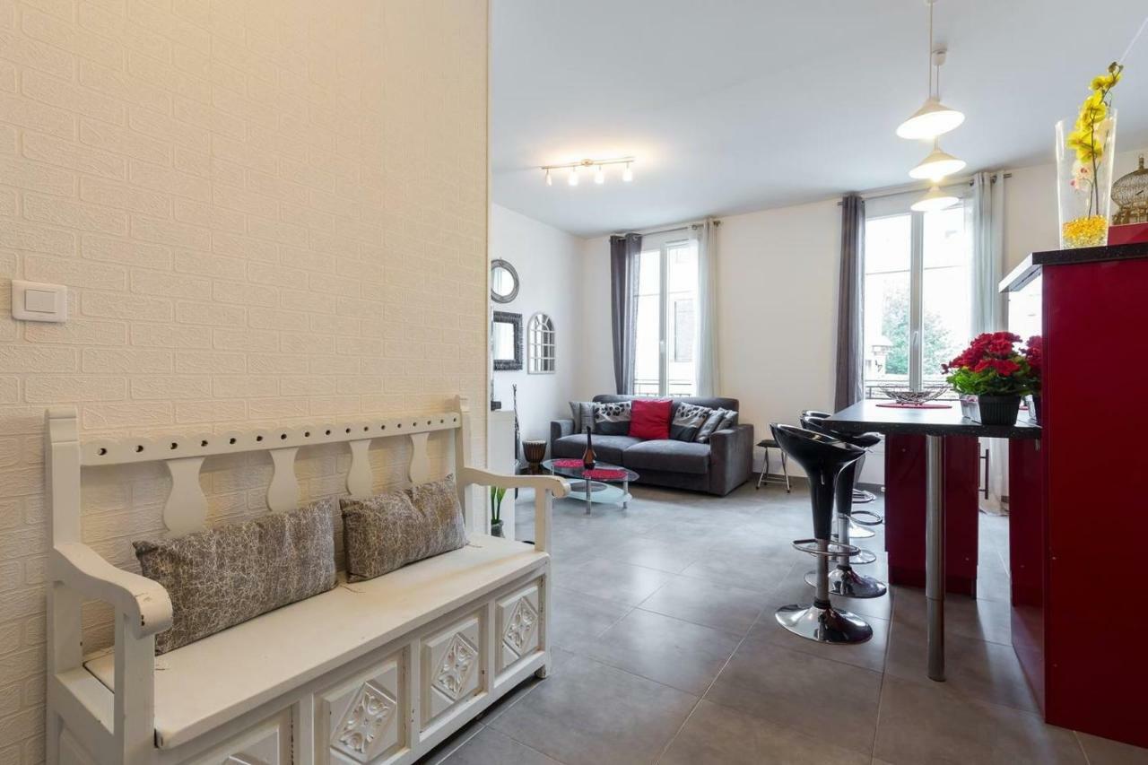 Stylish White And Red Appartement Juan-les-Pins