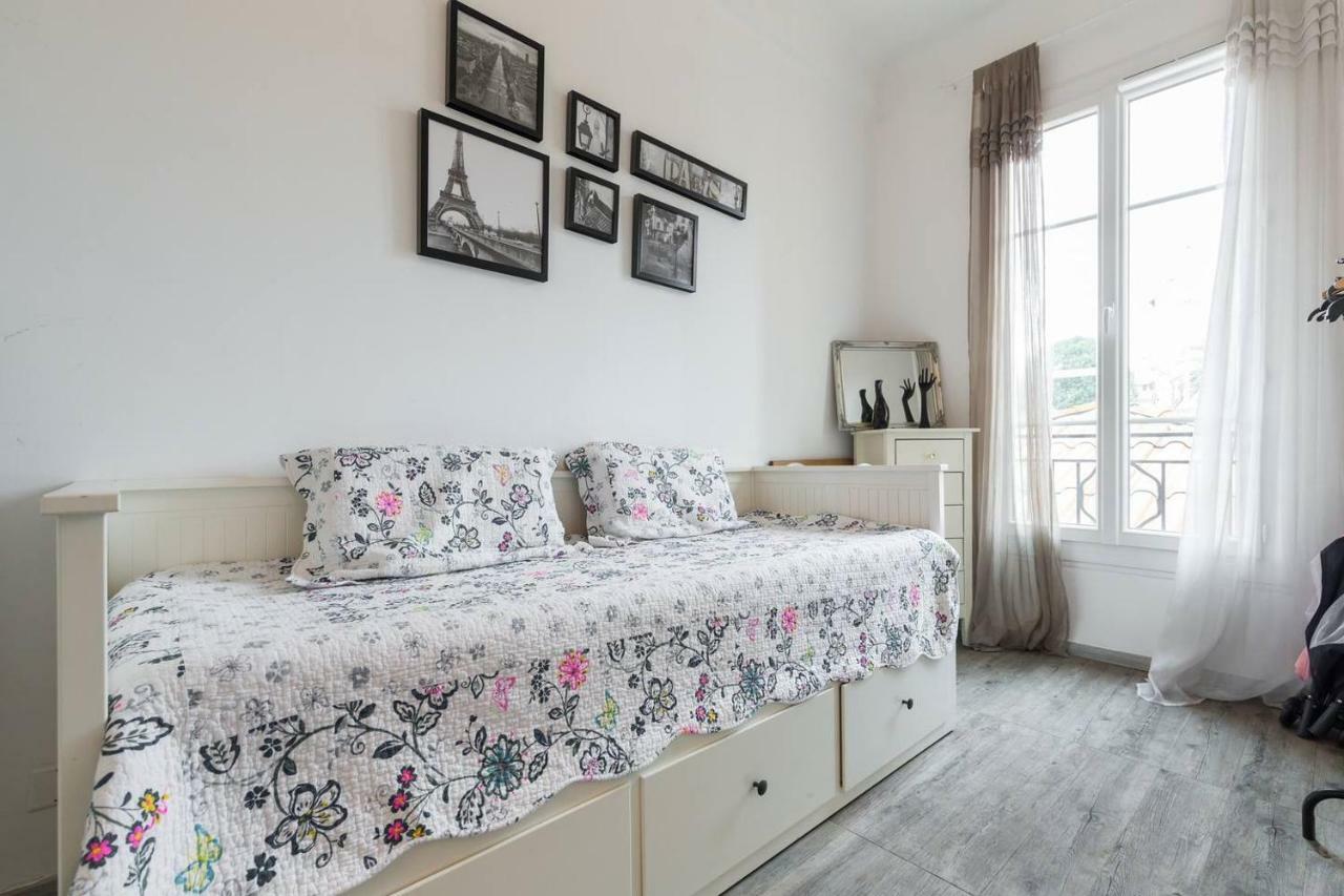 Appartement Stylish White And Red