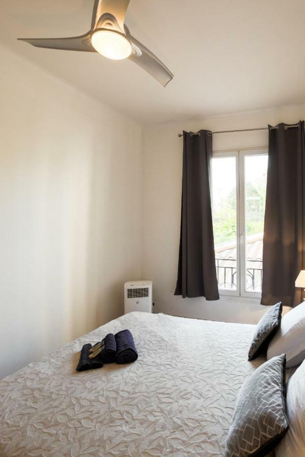 Appartement Stylish White And Red *