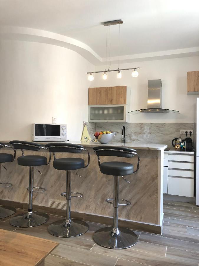 Stylish White And Red Appartement *