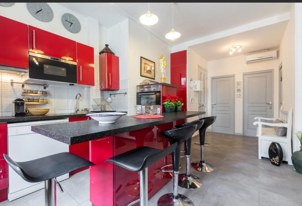 Stylish White And Red * Juan-les-Pins